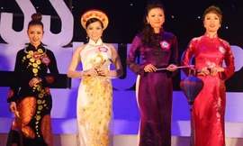 Nữ sinh thướt tha cùng áo dài