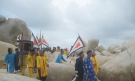 Đoàn bô lão từ đất liền ra đảo cúng vạn