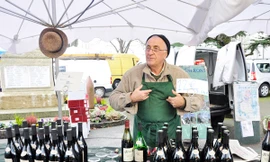 Lão nông Bertrand mời phóng viên Tiền Phong nếm rượu vang tại chợ biên giới Ferney Voltaire