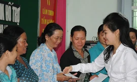 Hỗ trợ dân bị lốc xoáy đánh sập nhà