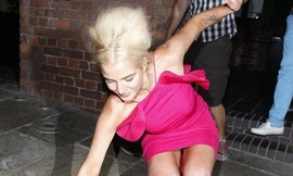 Mỹ nhân gợi cảm nhất nước Anh ‘vồ ếch’ vì giầy cao gót