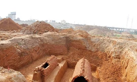 Cận cảnh khu vực phát lộ mộ cổ