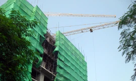 Cẩn cẩu lơ lửng đầu người mối lo của người dân