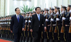 Thủ tướng Nhật Bản Yoshihiko Noda (phải) cùng Thủ tướng Ôn Gia Bảo duyệt đội danh dự Ảnh: Tân Hoa Xã