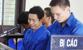 Bốn cha con giết người và nụ cười mỉm giữa tòa