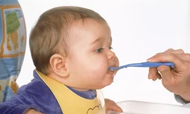 Cho con ăn váng sữa, sao mới đúng?