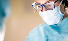 Thường xuyên dụi mắt làm tăng nguy cơ dương tính với COVID tới 2 đến 3 lần