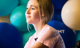 Bé gái 15 tuổi kiếm tiền dễ dàng nhờ lập web đặt tên tiếng Anh cho trẻ em Trung Quốc