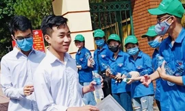 Hỗ trợ nước uống và nước rửa tay khô cho thí sinh tại Chí Linh, Hải Dương