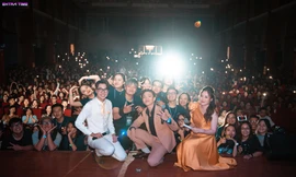 Ca sĩ Hoàng Dũng cháy hết mình tại đêm nhạc hội chào tân sinh viên trường Báo