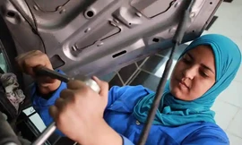 Cô gái 24 tuổi trở thành thợ máy sửa chữa ô tô đầu tiên ở Ai Cập