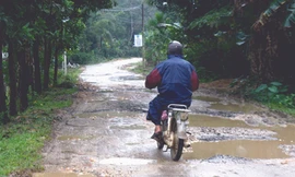 Nghèo thêm vì có 2km đường nhựa