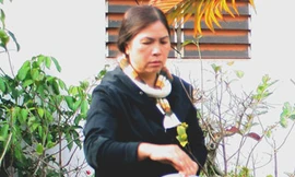 Bà Nguyễn Thị Huệ (ở TP Buôn Ma Thuột, Đắk Lắk) đã mất sổ đỏ thế chấp tại ngân hàng. Ảnh: T.Tân(Tuổi Trẻ)