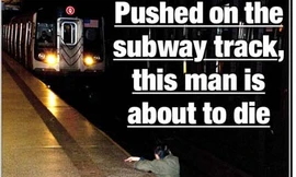 Bình thản chụp ảnh người bị tàu điện tông?