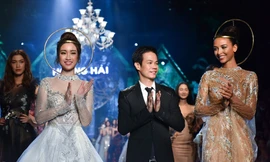 Hoa hậu Mỹ Linh trình diễn tại Cannes