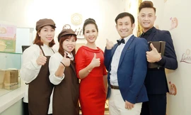 'Mẹ chồng' Lan Hương diện đầm đỏ rạng rỡ giữa tiết trời 10 độ C