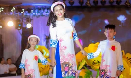 Nguyệt 'thảo mai' cùng hai con diễn thời trang cho Hoa hậu Ngọc Hân