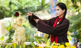 Trương Thị May mặc áo nâu sòng cùng mẹ đi chùa mừng lễ Phật đản