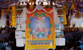 Không bận tâm mưa nắng, mọi người tập trung đọc kinh cầu nguyện.