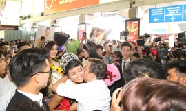 Hàng nghìn fan vây kín sân bay chào đón Hoa hậu H'hen Niê