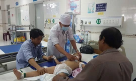 Bệnh viện Nhi đồng TP. Cần Thơ tiếp nhận điều trị cho 3 bệnh nhi bị ngộ độc Ảnh: Nhật Huy.