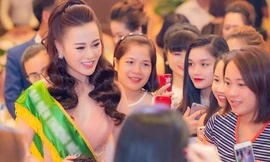 Phương Oanh ‘Quỳnh búp bê’ đẹp lộng lẫy, bị fans 'bao vây' ở event