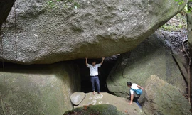 Một trong lối vào Hang Ba Tầng.