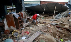 Xót xa cảnh dân làng chài Nha Trang bới tìm tài sản trong đống đổ nát