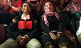 Bố mẹ H'Hen Niê cổ vũ con gái trong đêm chung kết.