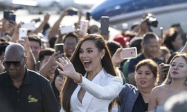 Tân Hoa hậu Hoàn vũ được tỷ phú đón về nước bằng phi cơ riêng