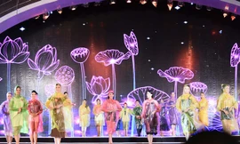 Mặc áo mưa tổng duyệt, thí sinh Hoa hậu Việt Nam vẫn đẹp rạng ngời