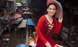 Phi Nhung mặc áo dài khoe nhan sắc U50 trẻ trung trên chợ nổi Thái Lan