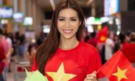 Vừa về tới sân bay, Minh Tú mặc áo cờ đỏ sao vàng cổ vũ tuyển Việt Nam