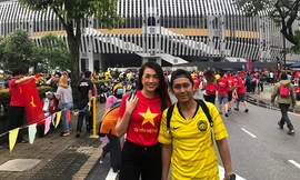 Lệ Hằng và một cổ động viên Malaysia bên ngoài sân Bukit Jalil.