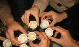 Uống rượu trưa ngày làm việc, 2 quan xã lao vào 'choảng nhau'