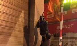 Hai chàng trai 'mượn tạm' cờ đi cổ vũ U23 Việt Nam và lời hứa trả lại