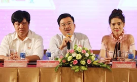 Nhà báo Vũ Tiến- Phó TBT Báo Tiền phong, Phó Trưởng ban tổ chức cuộc thi trả lời báo chí tại cuộc họp báo sáng nay.