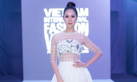 Dương Thuỳ Linh mặc xuyên thấu khuấy động Tuần lễ thời trang quốc tế