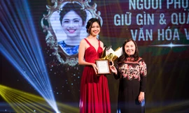 Á hậu Thanh Tú đoạt giải 'Người phụ nữ giữ gìn và quảng bá văn hoá Việt'