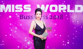 Á hậu Trịnh Kim Chi gợi cảm ở tuổi tứ tuần khiến đàn em 'ghen tỵ'