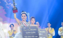 Mỹ Ngọc khi đăng quang 'Duyên dáng Bolero 2018' tối 2/7.