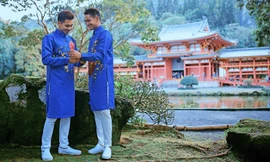 Hồ Vĩnh Khoa và bạn trai đồng giới tình tứ với áo dài đôi