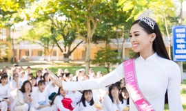 Hoa hậu Tiểu Vy đẹp hút hồn với áo dài trắng khi về thăm trường cũ