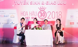 Nhà báo Vũ Tiến, Á hậu Huyền My, người đẹp Thuý Vi tại vuổi giao lưu.