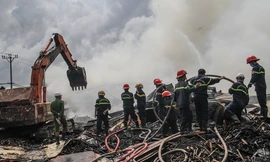 Kho dăm gỗ cháy suốt nửa ngày, cột khói cao chục mét