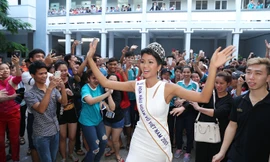 Hàng trăm học sinh ùa tới đón Hoa hậu H'Hen Niê về thăm trường cũ