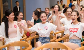 Thí sinh Hoa hậu Việt Nam xinh đẹp cổ vũ trận mở màn World Cup 2018