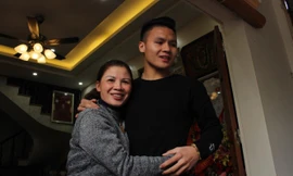 Người thân vỡ oà chào đón Quang Hải về thăm nhà