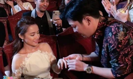 Trường Giang cầu hôn Nhã Phương trong lễ trao giải Mai Vàng tối 18/1.