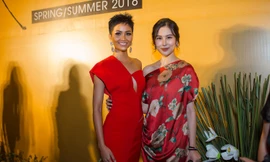 Hà Lade mặc váy hoa lệch vai rực rỡ, 'đọ sắc' cùng Hoa hậu H'Hen Niê